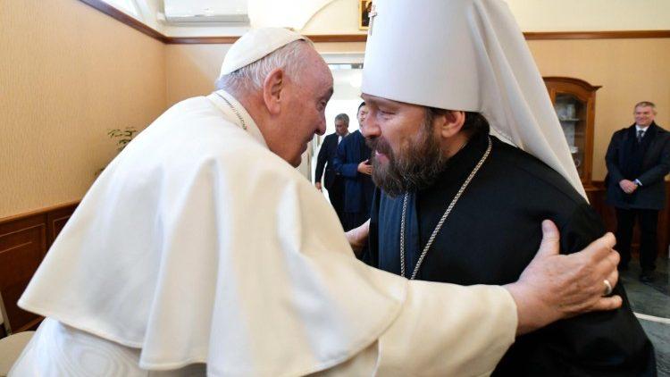 Папа Римский расцеловал митрополита РПЦ / фото Vatican Media Папа Римский расцеловал митрополита РПЦ / фото Vatican Media