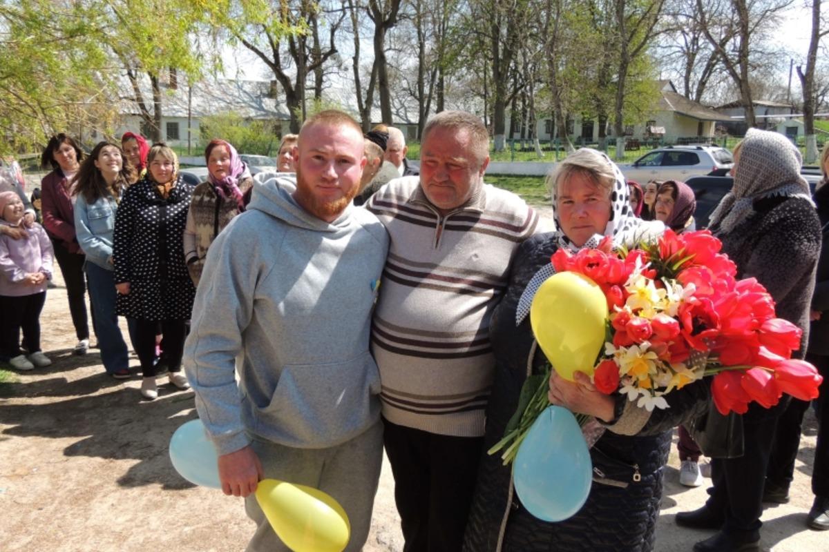 Героя зустрічали усім селом / фото shargorod-miskrada.gov.ua Героя зустрічали усім селом / фото shargorod-miskrada.gov.ua