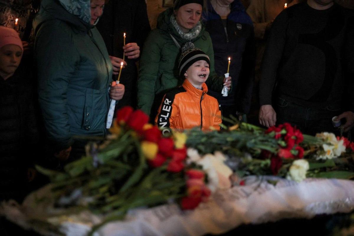Умань поховала Софію та Кирила, яких вбила ракета РФ / фото Reuters Умань поховала Софію та Кирила, яких вбила ракета РФ / фото Reuters