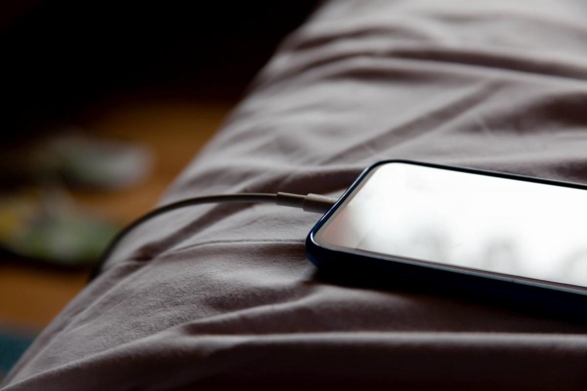 Зарядка iPhone с помощью чехла Smart Battery Case