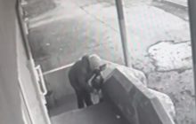 У Росії пенсіонерка двічі намагалася спалити військкомат з "терористами" (відео)