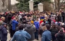 У Хмельницькому натовп прийшов до собору УПЦ МП через побиття військового: відбулася сутичка