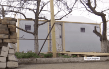 Не всі мешканці зруйнованого українського села оцінили модульні будинки: який вигляд має помешкання (відео)