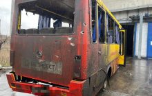 Россияне во время обстрела Авдеевки попали в автобус, погибла женщина (фото)