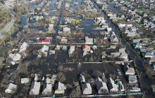 Прорыв дамбы возле Краматорска: людей эвакуировали лодками, а детей выносили на руках (видео)