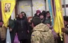 Баррикады и слезоточивый газ: в Черновицкой области попы УПЦ МП не пускали в храм тело бойца