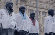 Памятник группе Beatles в Великобритании нарядили в украинские вышиванки