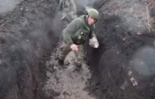 У багнюці та по коліно у воді: Сирський показав, в яких умовах воюють захисники України