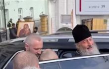 Онуфрий испугался вопроса о связи с РПЦ и спрятался в машине (видео)