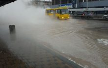 Бульвар Міхновського в Києві залило окропом, все оповите парою (фото, відео)