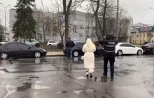 Одиозную провокаторшу из УПЦ МП повезли на допрос в СБУ (фото, видео)