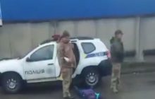 Вже поклали на пузо: в Івано-Франківську жінка "відбила" чоловіка від військкомів (відео)