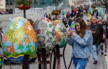 В Ужгороде открыли выставку писанок, чудом уцелевших при обстрелах Киевщины (фоторепортаж)