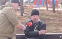У РФ "бомж" порився в смітнику й заявив, що все одно любить Путіна (відео)
