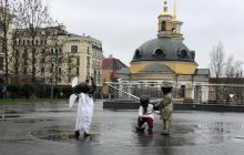 Малыши-основатели Киева с Почтовой площади перевоплотились в ангела и военного к Пасхе (фото)
