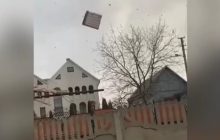 Ураган на Буковине наделал беды: в небе летали куски крыш (видео)