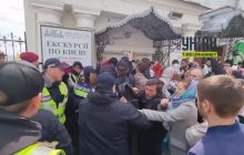 Сутички у лаврі: прихожани МП побились з поліцією і зламали печатку одного з корпусів (відео)