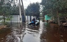 Большая вода на Днепропетровщине: люди ловят рыбу в собственном дворе (видео)