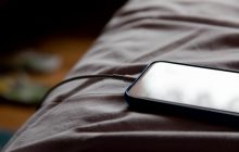 Чому перед зарядкою смартфона потрібно знімати чохол: про це мало хто замислюється