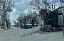 Росіяни в Мелітополі перекинули установку ППО: не розминулись з асфальтом (фото)