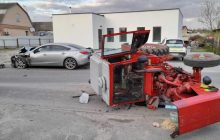 На Київщині зіткнулися легковик і трактор: в поліції показали наслідки (фото)