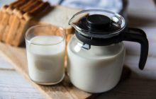 Вы делали это неправильно: как кипятить молоко без пригорания и пленки