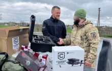 Військовослужбовці під Бахмутом отримали від "Сталевого фронту" дрони, протигази та прилади нічного бачення