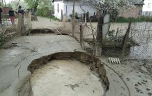 У Львівській області раптово з-під землі забили гейзери з газом та водою