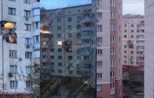 Обломки российской ракеты попали в многоэтажку в Украинке Киевской области (фото)