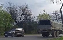 БК и артиллерия: в Мариуполе зафиксировали движение колонны техники оккупантов (видео)