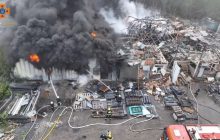 В Днепре из-под завалов ангара, в который попала российская ракета, спасли женщину