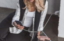 Батарея дякую не скаже: чому не варто "сидіти" в телефоні під час його зарядки