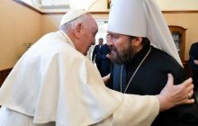 Папа Римский в Венгрии расцеловал подсанкционного митрополита РПЦ (фото)
