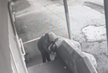 У Росії пенсіонерка двічі намагалася спалити військкомат з терористами (відео)