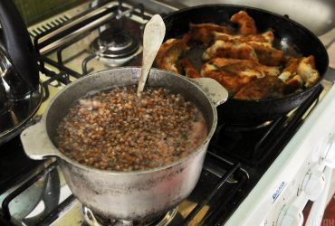 Можно ли оставлять ложку в супе: вы пожалеете, что не знали