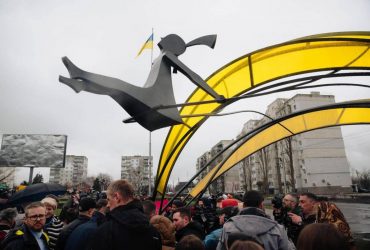 В Бородянке после изгнания оккупантов появилась Девочка под солнцем (фото, видео)