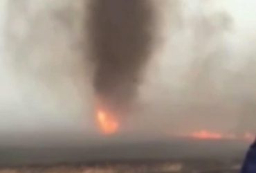 У російському регіоні вирує вогняний смерч: опубліковано моторошні кадри