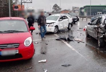 На Житомирській трасі сталася масштабна ДТП: зіткнувся автобус і кілька авто (фото, відео)