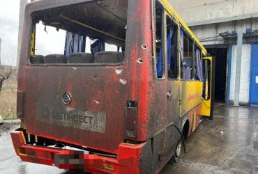 Росіяни під час обстрілу Авдіївки поцілили в автобус, загинула жінка (фото)