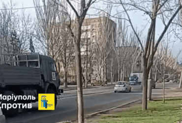 Российские оккупанты поменяли позиции военной техники в районе Мариуполя (видео)