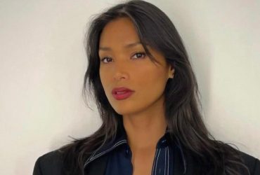 Модель появилась на дорожке с обнаженной грудью: интересная деталь