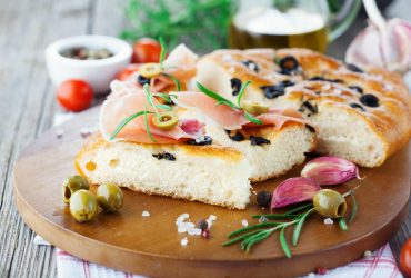 Лінива фокачча: ароматний домашній хліб без замісу