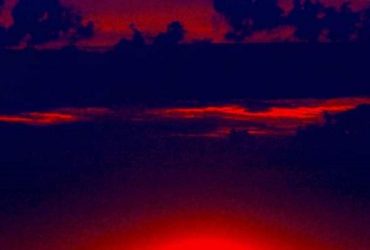 В Черном море на вишках Бойко почти год пылает пожар, который загрязняет окружающую среду