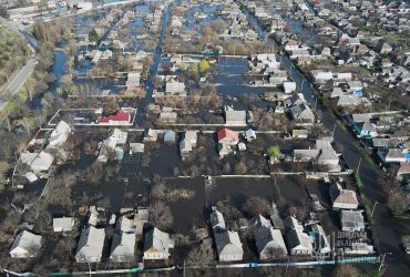 Прорив дамби біля Краматорська: людей евакуювали човнами, а дітей виносили на руках (відео)