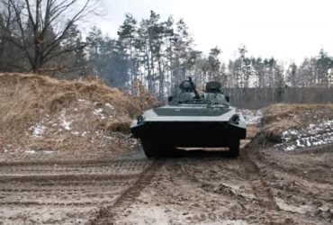 Журналісти показали розпаковку українських БМП-1 та БМП-2 (відео)