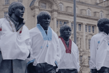Пам'ятник гурту Beatles у Великій Британії нарядили в українські вишиванки