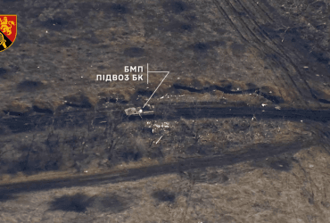 Бойцы 45-й артиллеристской бригады под Бахмутом уничтожили БМП и склад боеприпасов (видео)