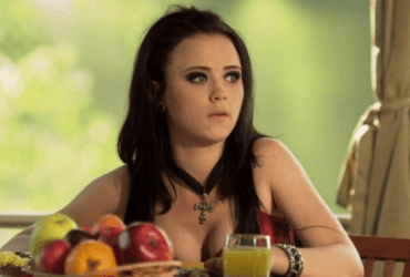 Та сама Женька з Сватів зачарувала фото в зухвалій сукні