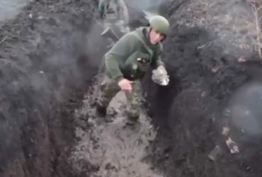 У багнюці та по коліно у воді: Сирський показав, в яких умовах воюють захисники України