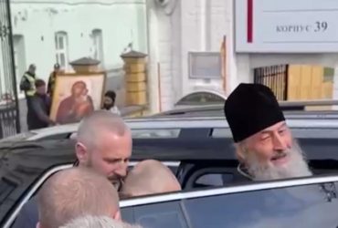 Онуфрій злякався запитання про зв'язок з РПЦ та сховався в машині (відео)